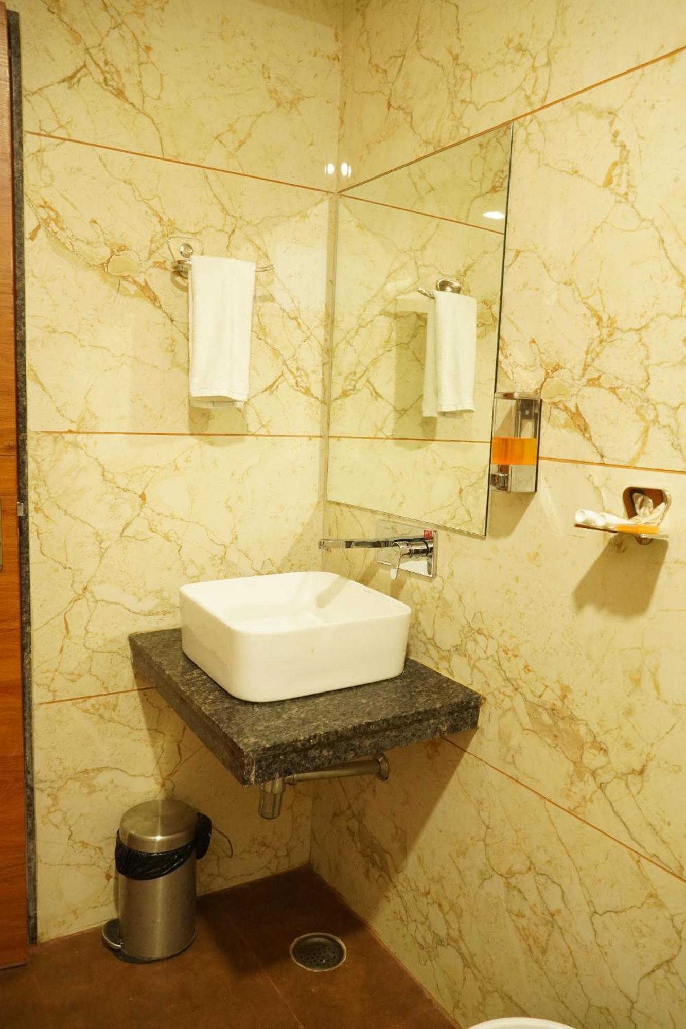 Hotel Eleven Heights 博帕尔 外观 照片